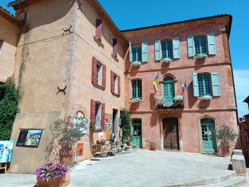 From Aix-en-Provence: Luberon Perched Villages Guided Tour - Language Options and Group Size