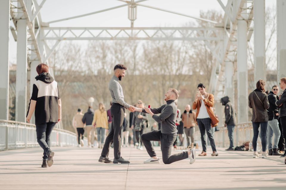 Eiffel Tower Proposal Lgbtqia+ / 1h Photographer Pricing And Cancellation Policy